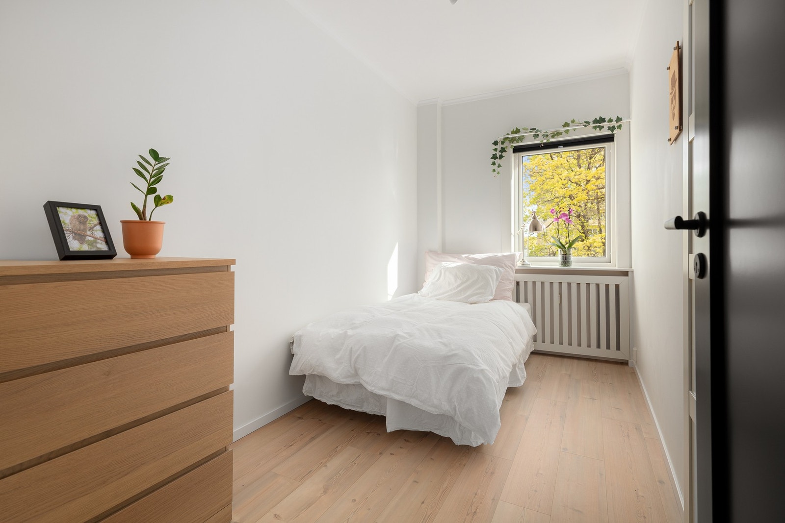 Soverom 2 er et lyst og fint rom som passer perfekt som barnerom, gjesterom eller kontor. Galleribilde