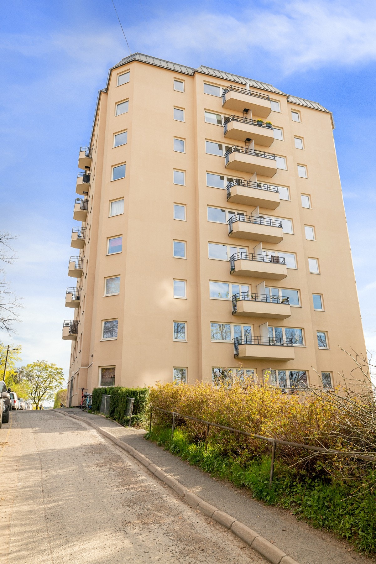 Aksjelaget disponerer en del parkeringsplasser. Plassene er merket med skilt og oppmerkede felter. Plassene er for parkering av private biler tilhørende andelseierne, med gyldig parkeringsbevis. Galleribilde