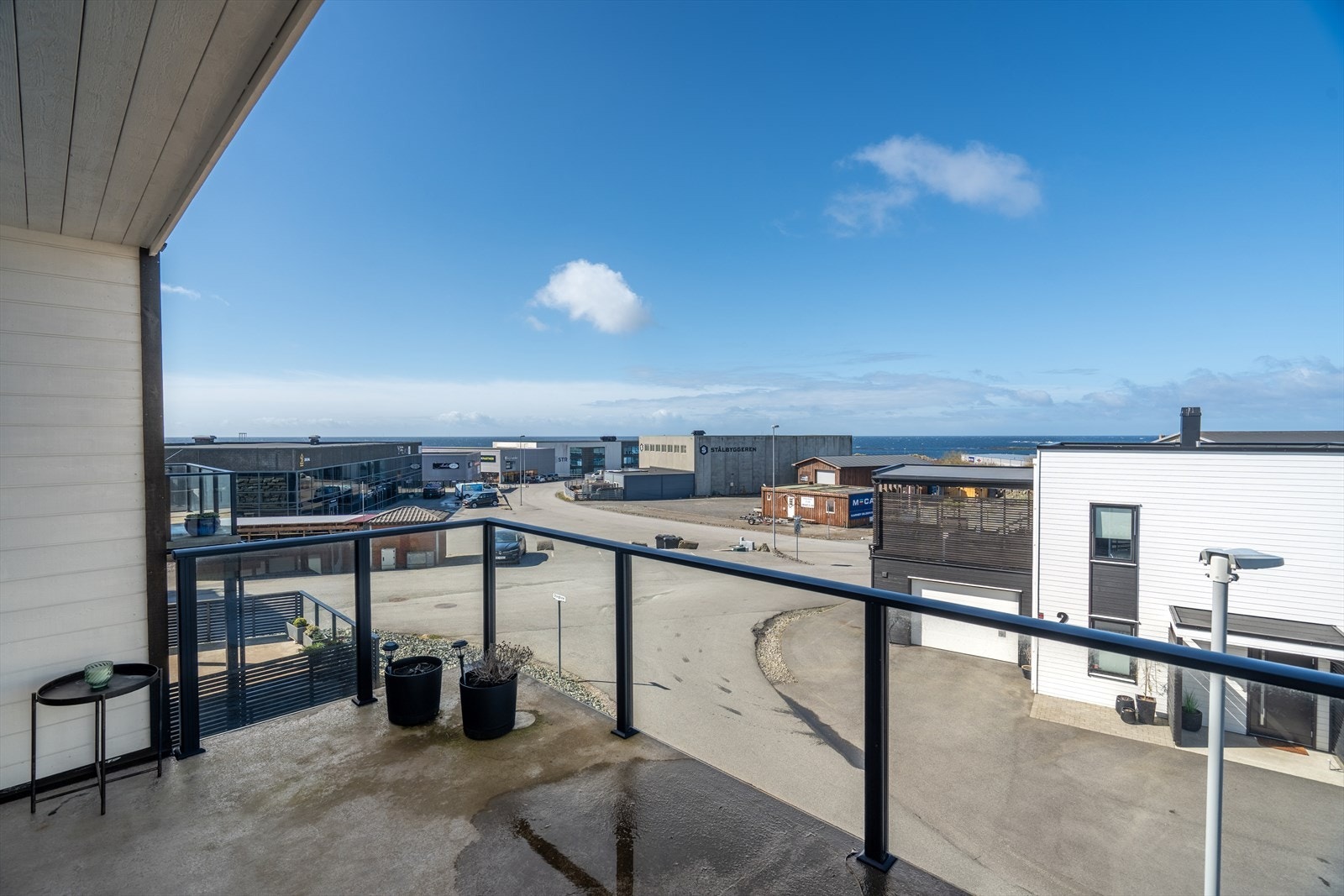Fra balkongen ser man ut mot havet og kystlinjen. Galleribilde
