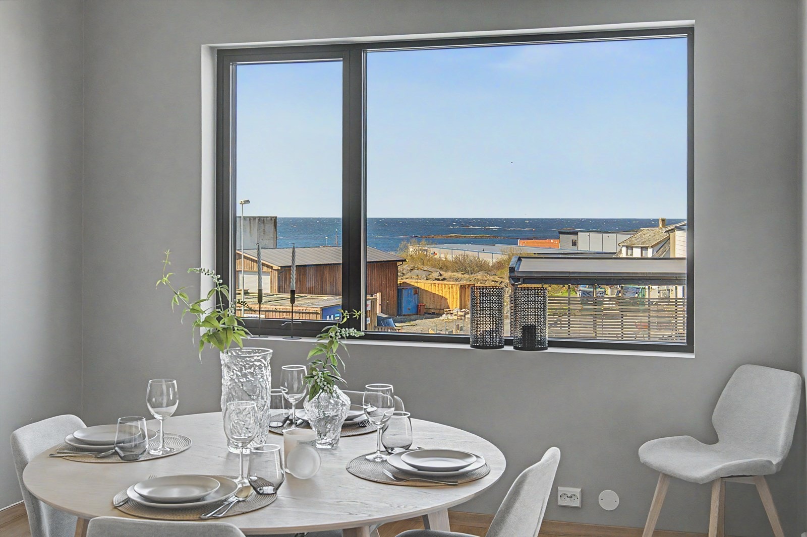 Fra spiseplassen kan du nyte utsikten mot havet. Galleribilde