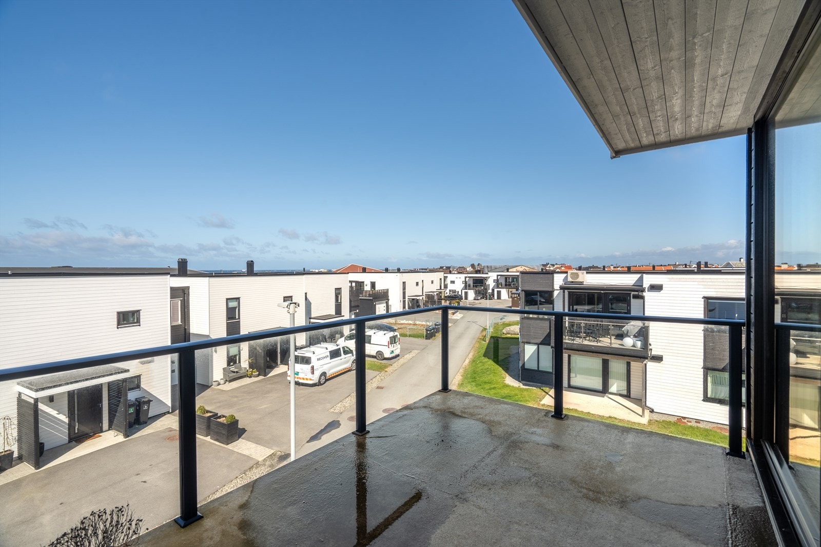Balkongen på 11 m² har rekkverk i metall og glass, og gir en fin utsikt over nærområdet. Galleribilde