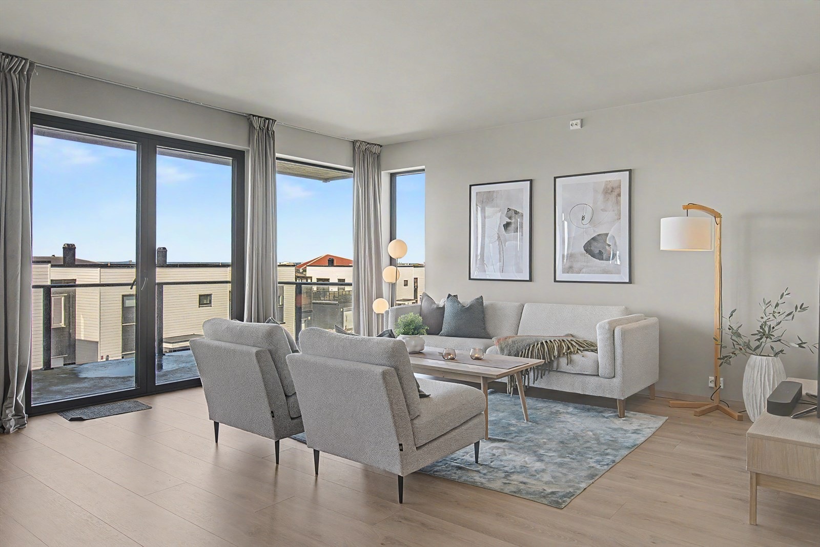 Stuen er romslig og lett å møblere, med plass til en stor sofagruppe. Galleribilde