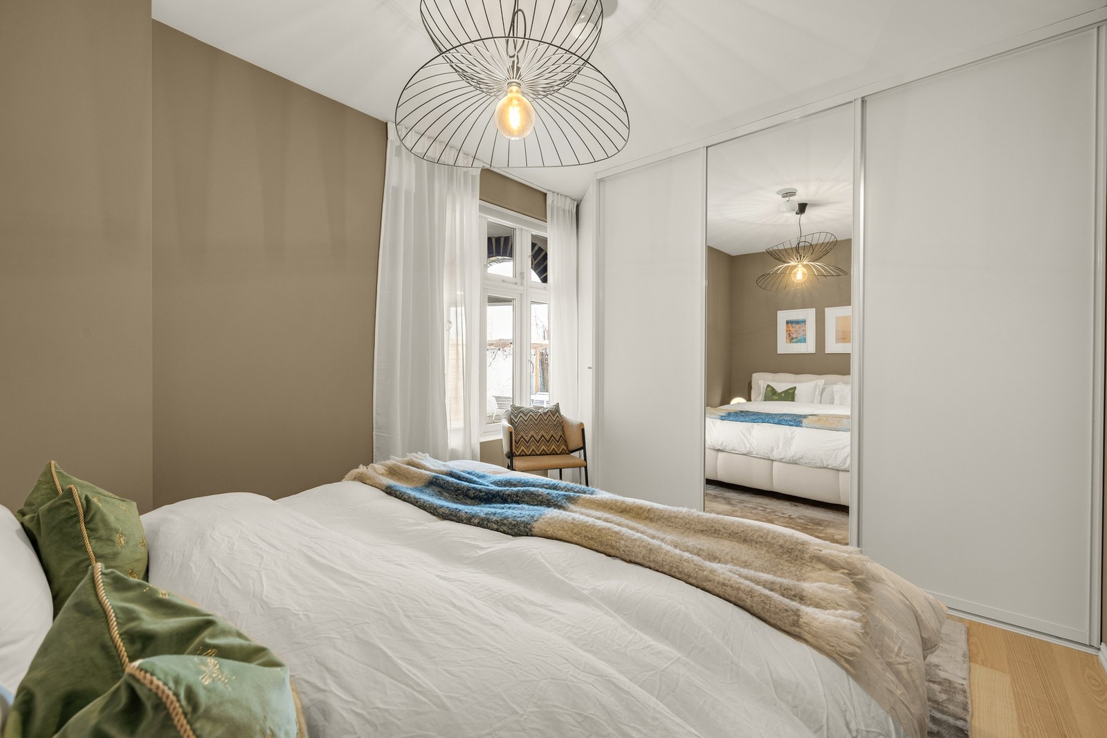 Praktisk skyvedørsgarderobe Galleribilde