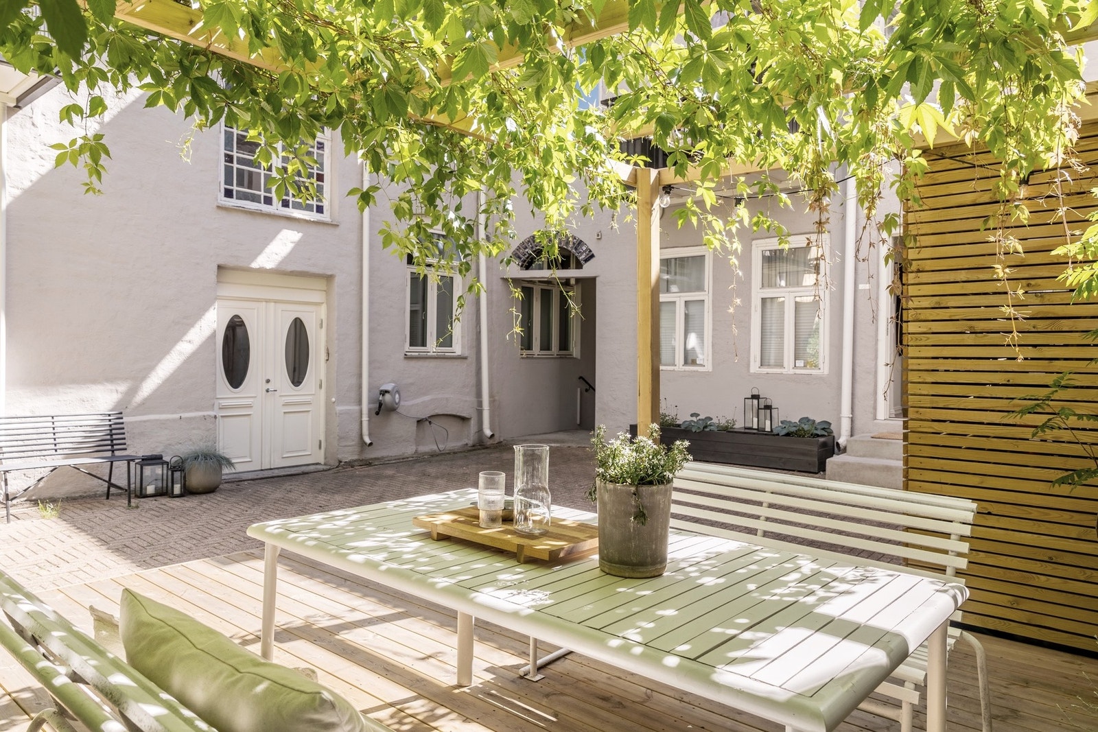 Leiligheten har egen inngang fra bakgården som er både praksisk og fint Galleribilde
