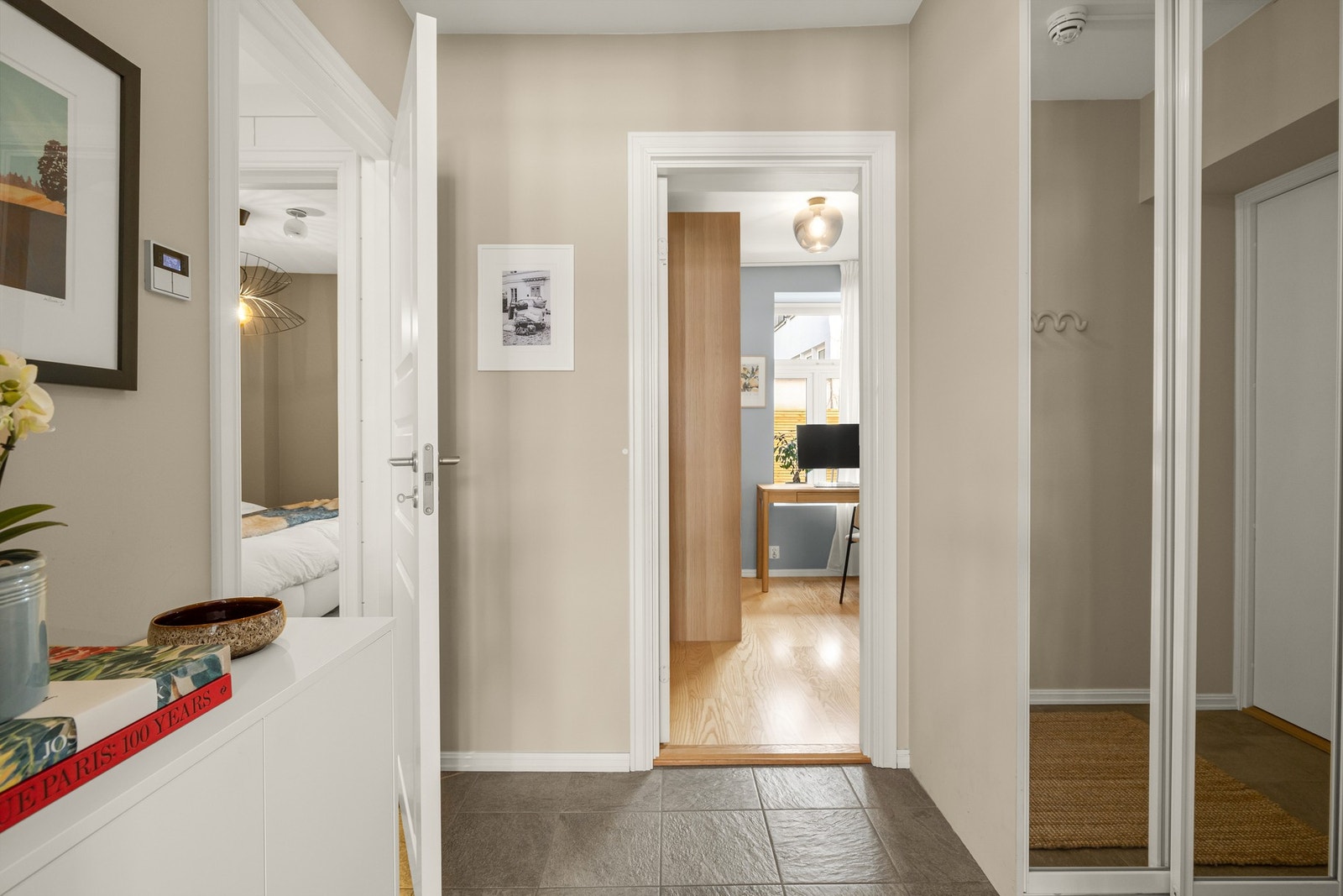 Entrén har speilbelagt skyvedørsgarderobe Galleribilde