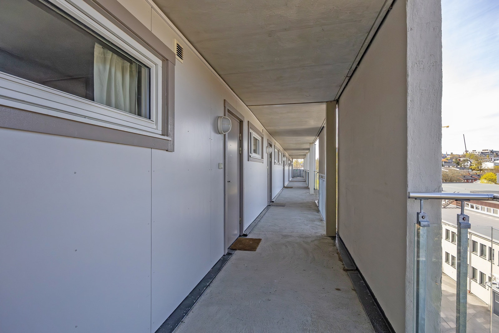 Adkomst til leiligheten via svalgang. Det er heis i bygget Galleribilde