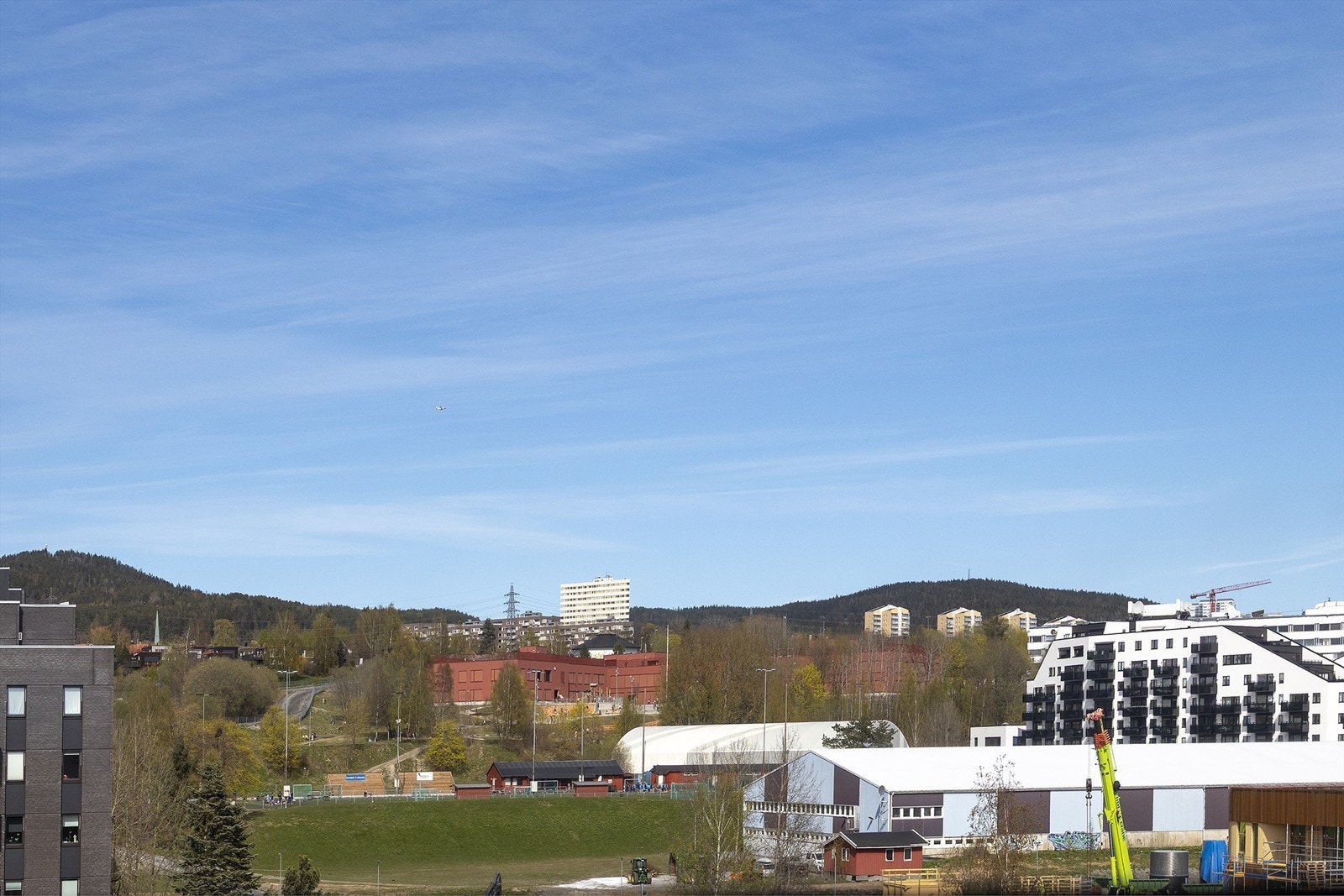 Utsikt mot nærområdet fra balkongen (zoom-bilde) Galleribilde