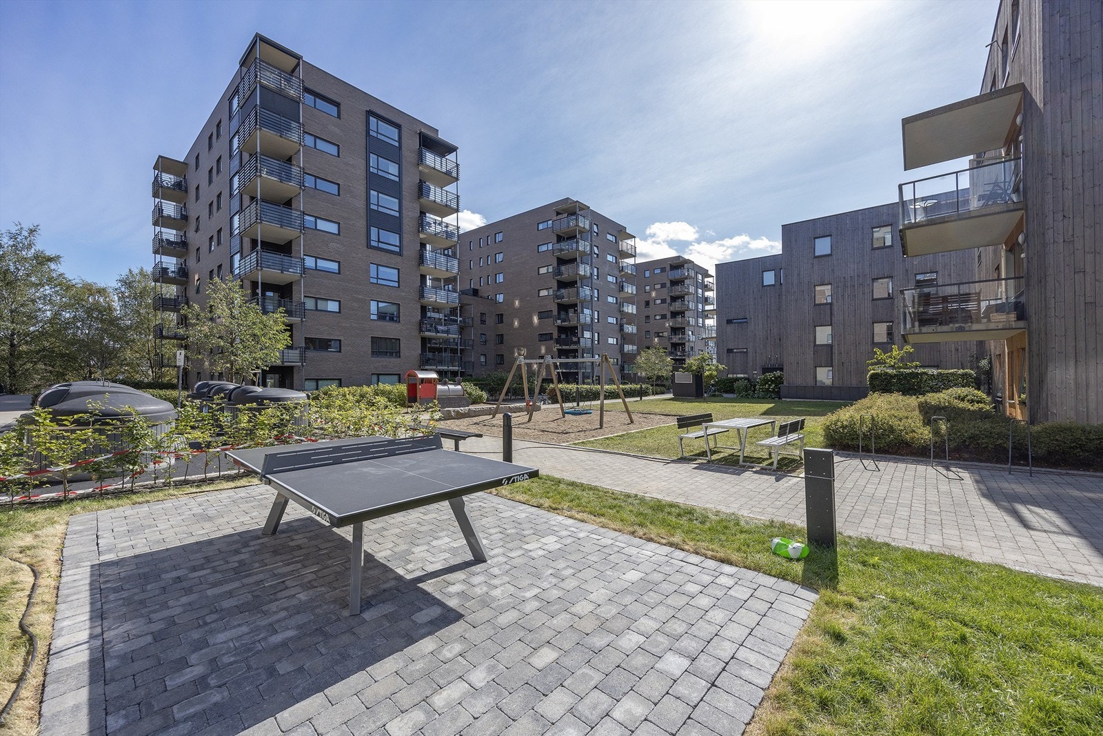 Felles tomt opparbeidet med blant annet asfalterte veier, grillplass, sittegrupper, plenarealer og
andre forskjellige beplantninger Galleribilde