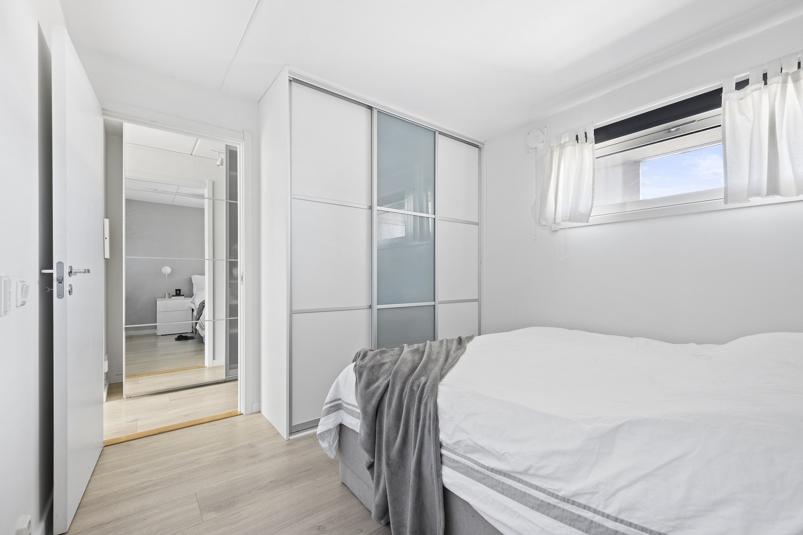 Skyvedørsgarderobe med plass til klær. Laminat på gulv Galleribilde