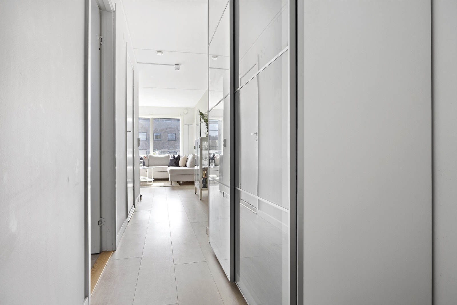 Entré med adkomst til alle rom i leiligheten. Praktisk skyvedørsgarderobe med plass til oppheng av tøy og oppbevaring av sko. Laminat på gulv Galleribilde