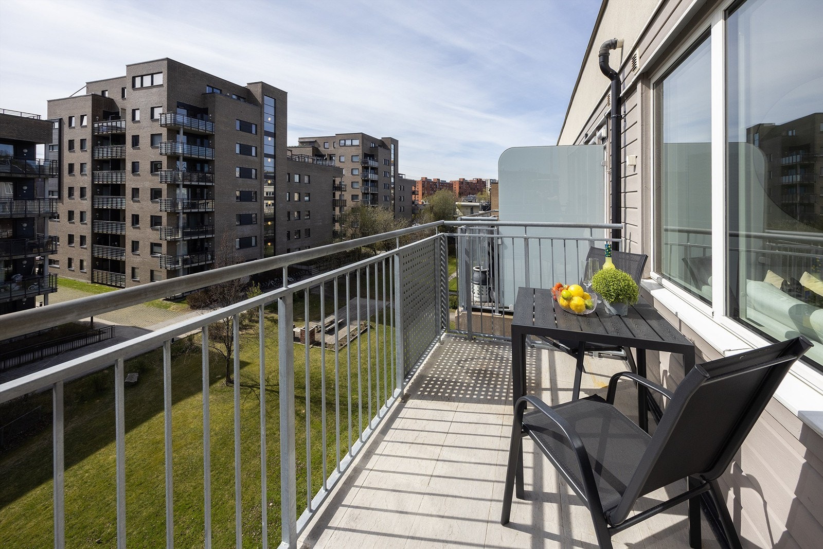 Stilrik og gjennomgående 2-roms toppleilighet, som ble overflateoppusset 2018/2022. Leiligheten disponerer en balkong, en garasjeplass med elbil-lader og heis i bygget. Perfekt førstegangskjøp! Foto: Christian N. Christensen / Christensen Fotolink Galleribilde