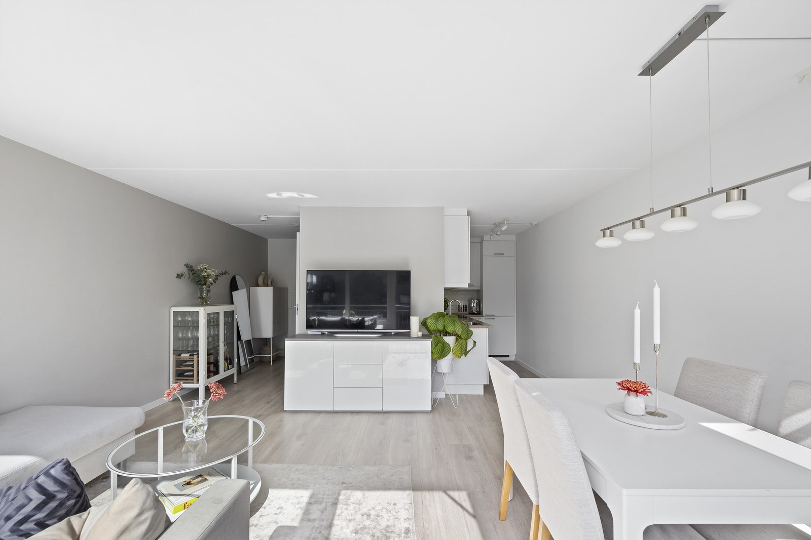 Fjernvarme, varmtvann og fibernett er inkludert i felleskostnadene. Det er mulighet for individuell nedbetaling av fellesgjeld, felleskostnader vil reduseres med p.t. kr 1.568,- ved innfrielse Galleribilde