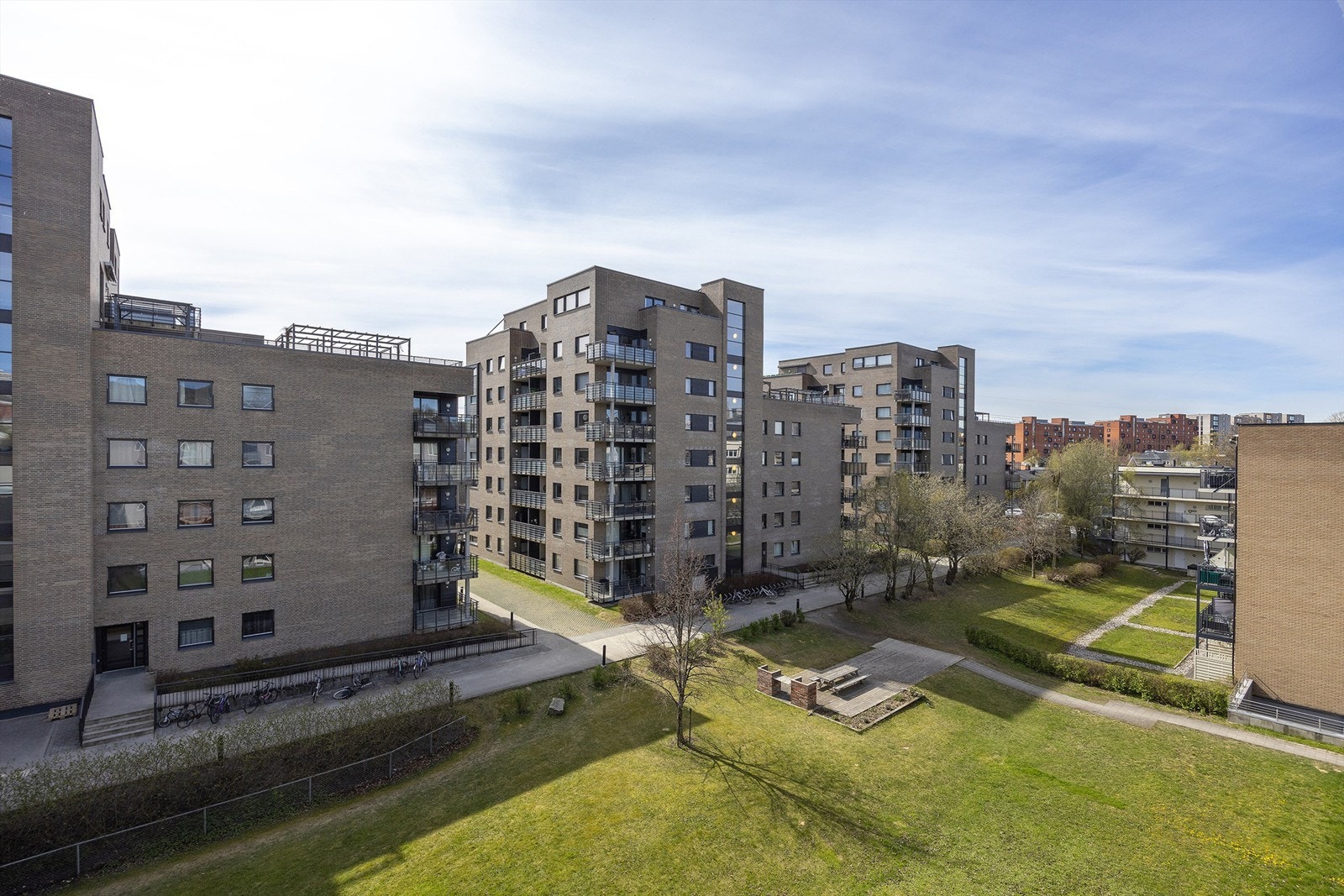 Sydvendt, solrik balkong på 6 m². Selger opplyser om sol på balkongen fra ca. kl. 11.00 til solnedgang. Fin utsikt mot fellesområdet Galleribilde