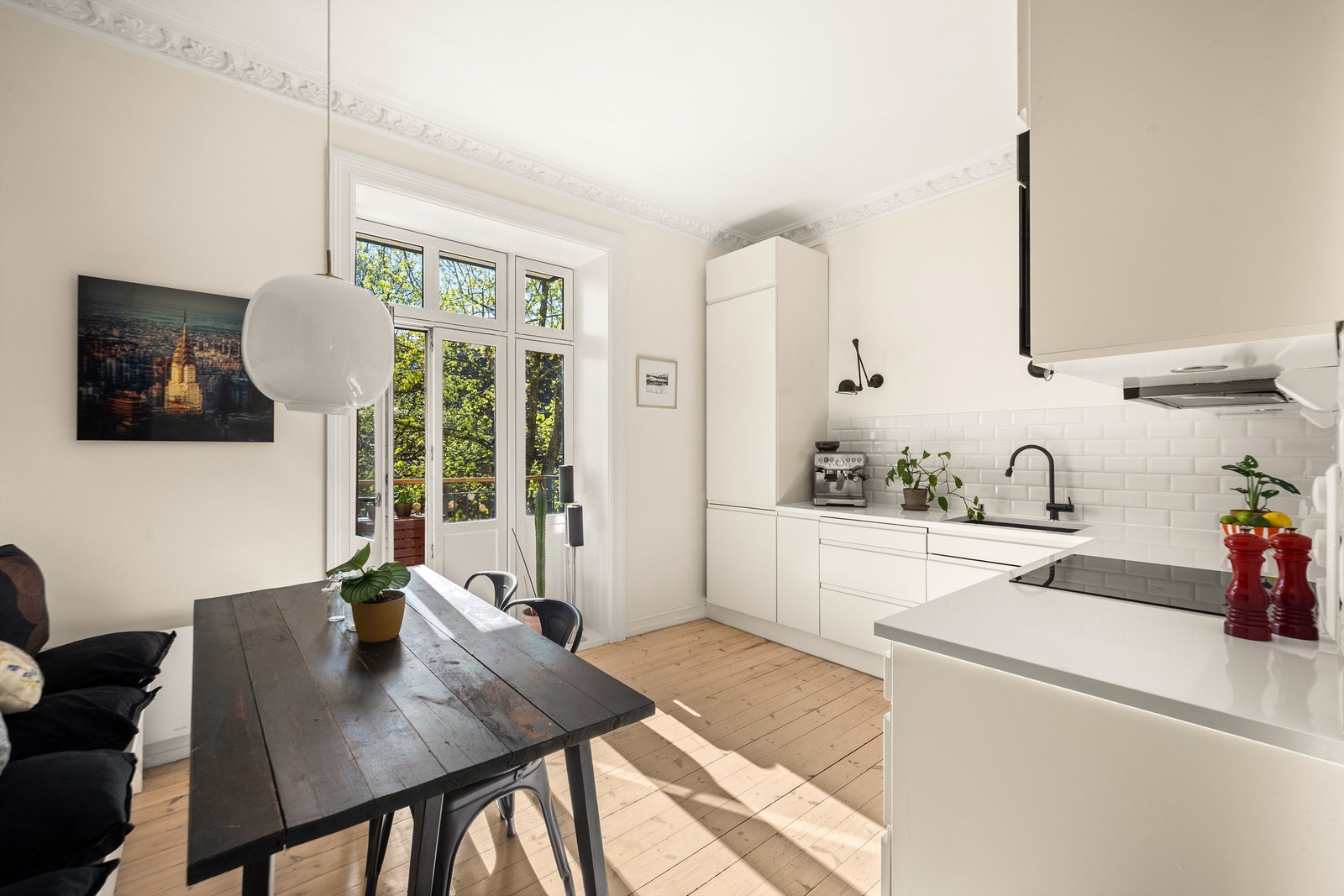 Leiligheten ligger i en sjarmerende bygård fra 1898, kjent som Thorbjørn Egners barndomshjem. Foto: Martine Eren Studio Galleribilde