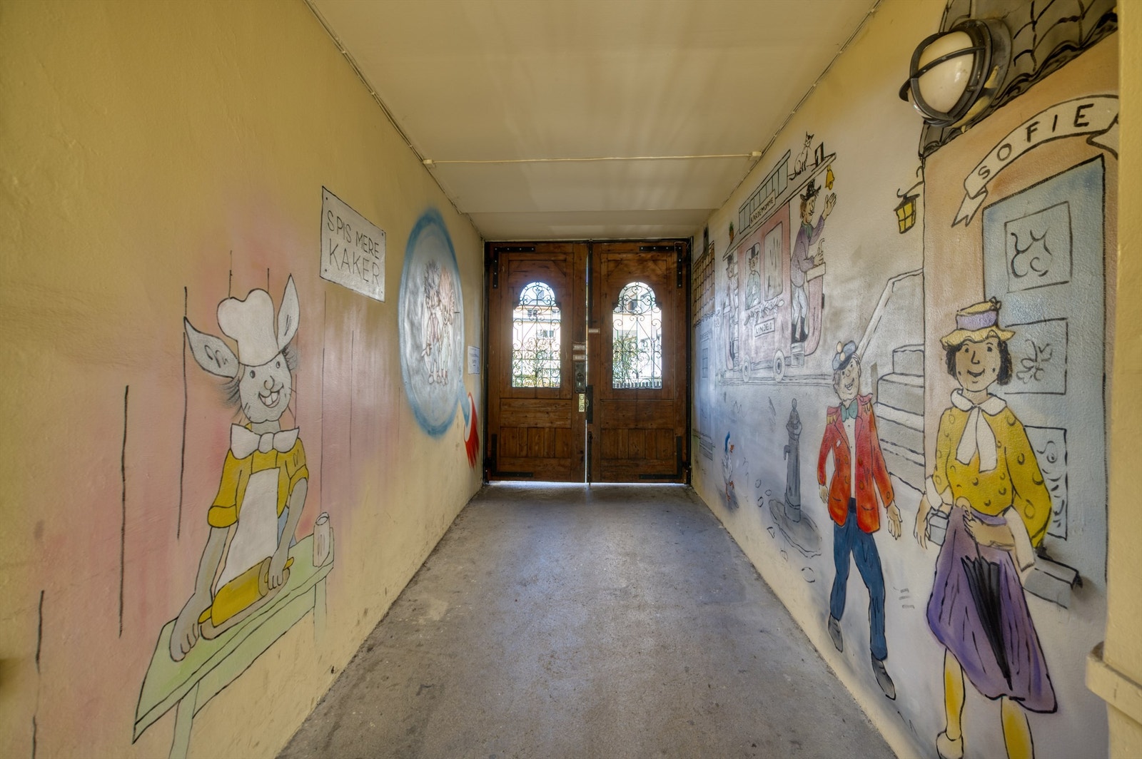 Det dekorerte portrommet ønsker deg velkommen inn i Egnergården . Galleribilde
