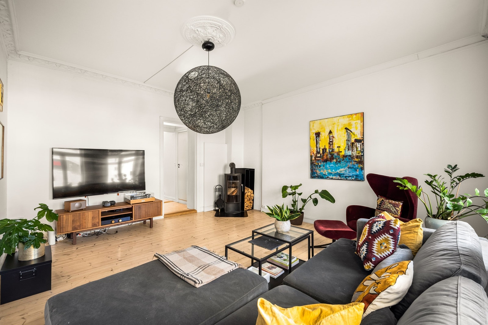 Leiligheten er malt i lyse toner. Galleribilde