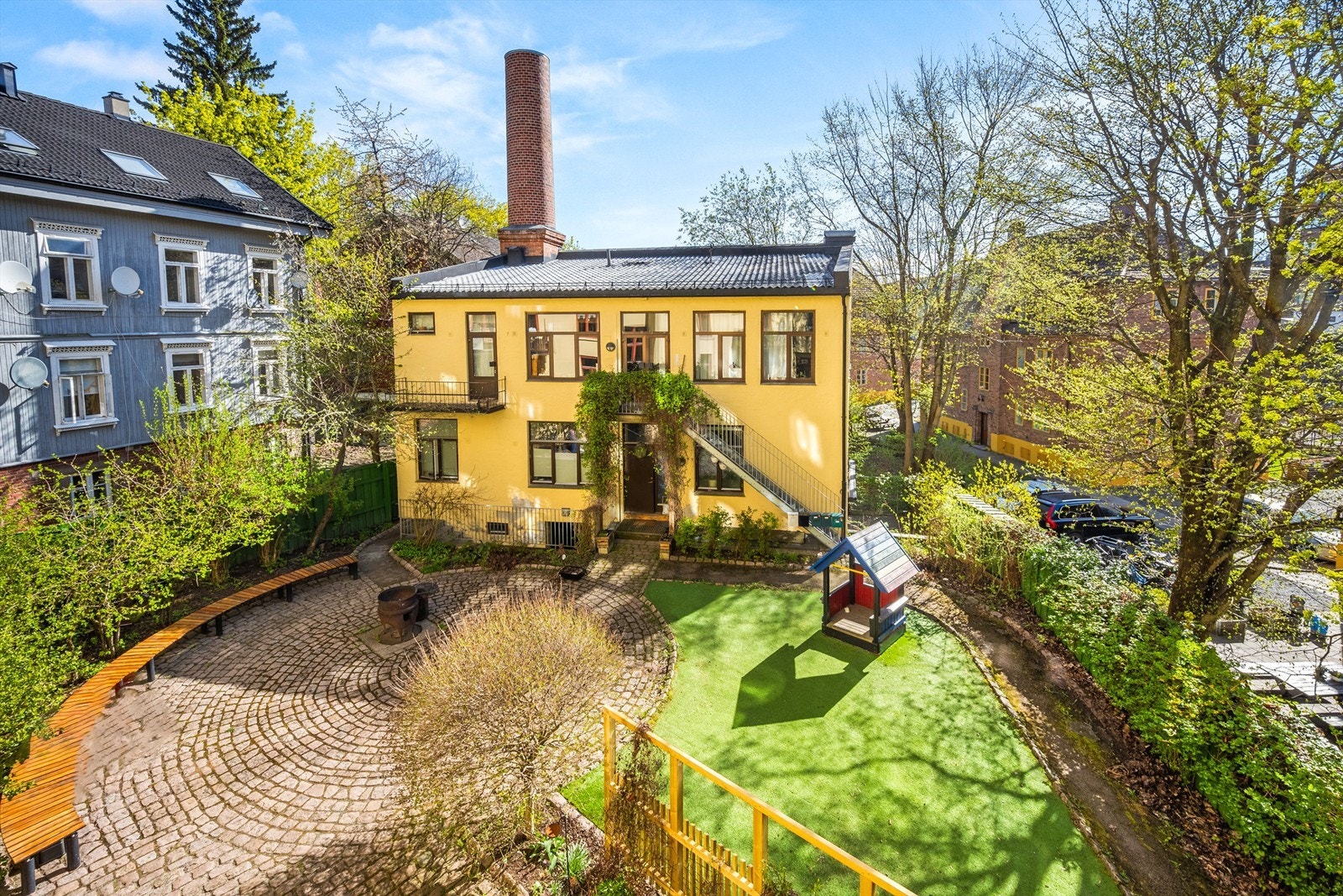 Sameiet har en hyggelig, felles bakgård med sittegrupper og lekeplass. Galleribilde