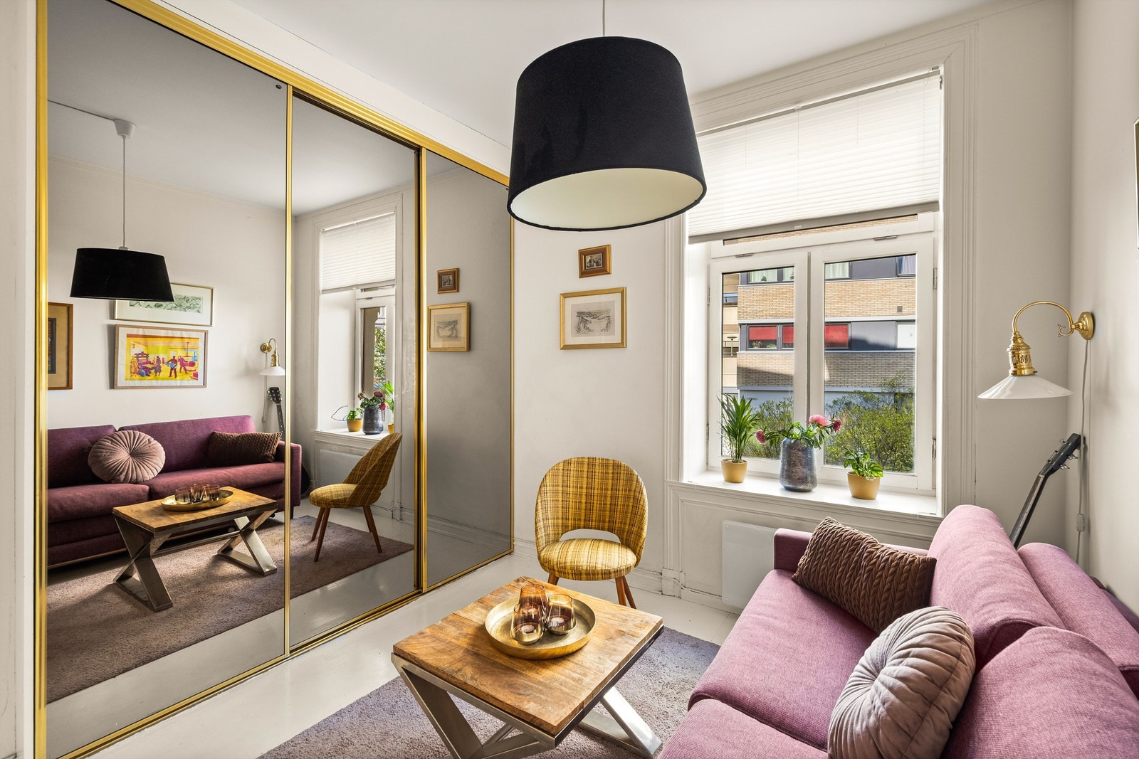 En stor skyvedørsgarderobe med speilfronter gir rikelig med oppbevaringsplass. Galleribilde