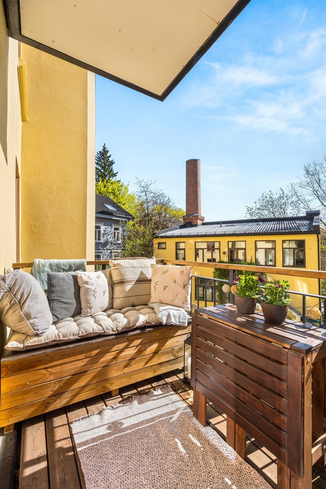 Den sydøstvendte balkongen vender mot en rolig og skjermet bakgård, med plass til en hyggelig sittegruppe. Galleribilde