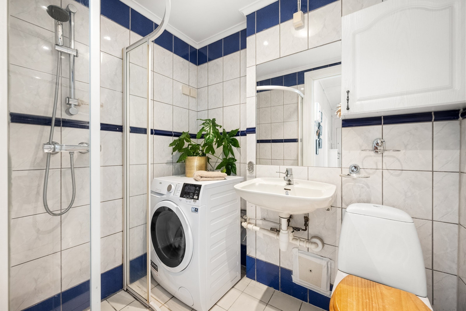 Flislagt bad med gulvvarme og downlights. Galleribilde