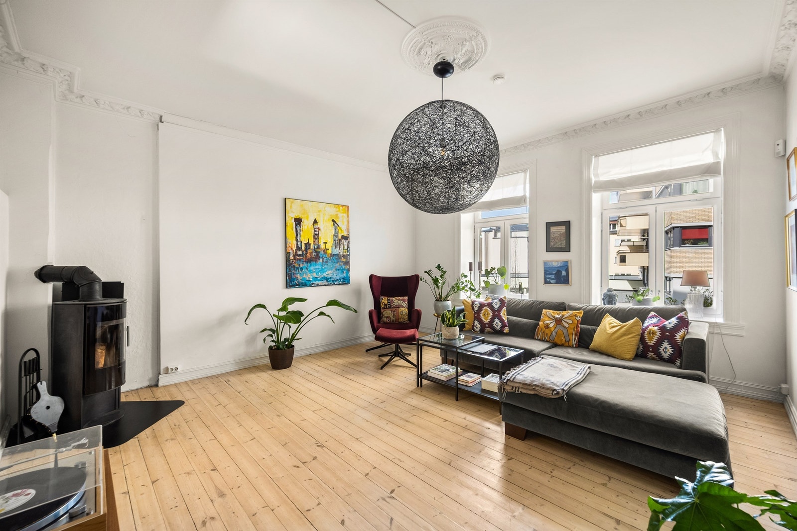 Dette er en klassisk og sjarmerende leilighet med originale tregulv, stukkatur og en takhøyde på 2,87 meter i stuen. Foto: Martine Eren Studio Galleribilde