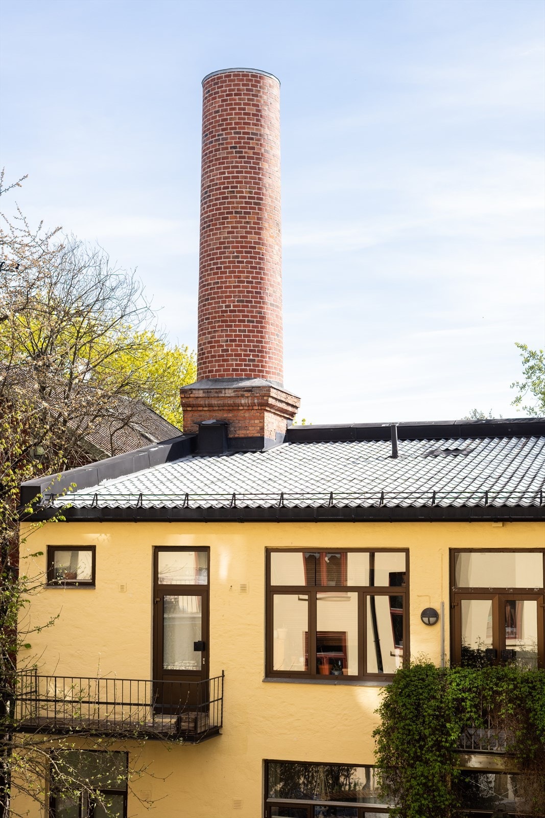 Utsikt mot den karakteristiske bebyggelsen i bakgården. Pipen er fra det gamle bakeriet i Normannsgata 5, et flott kulturminne! Galleribilde