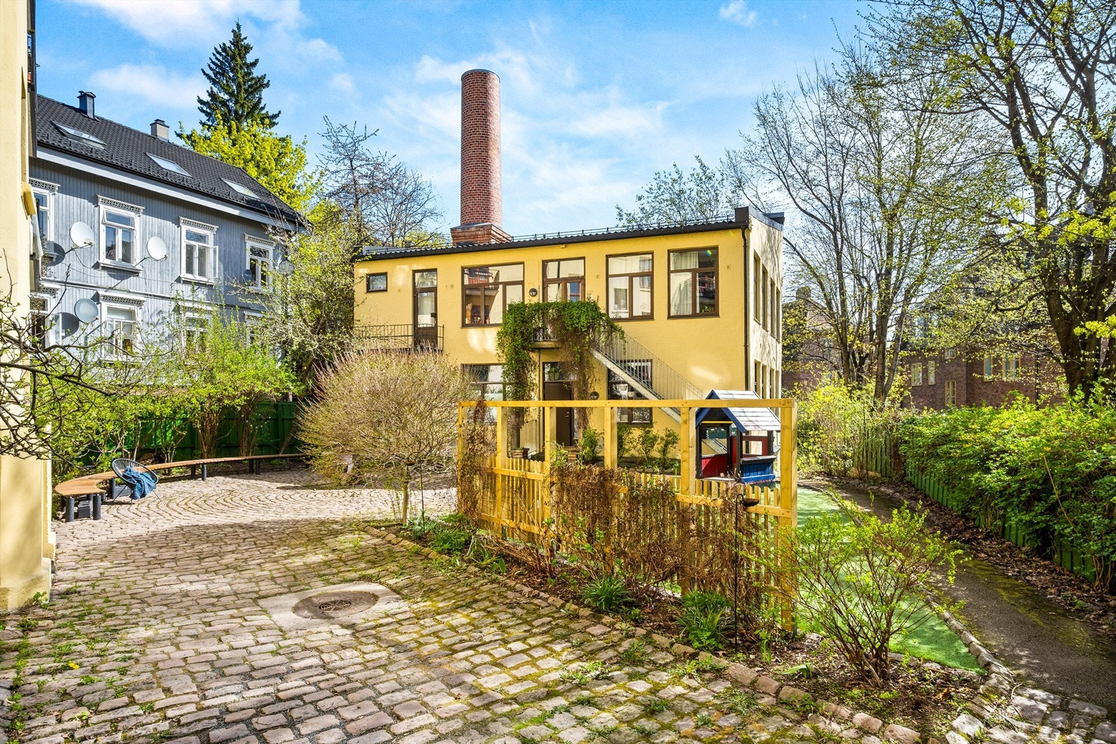 Fra leiligheten har du utsikt over den rolige og barnevennlige bakgården. Galleribilde