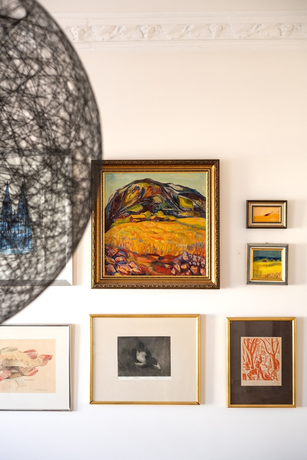 De klassiske detaljene, som stukkatur og rosett i himlingen, er bevart og gir rommene særpreg. Galleribilde