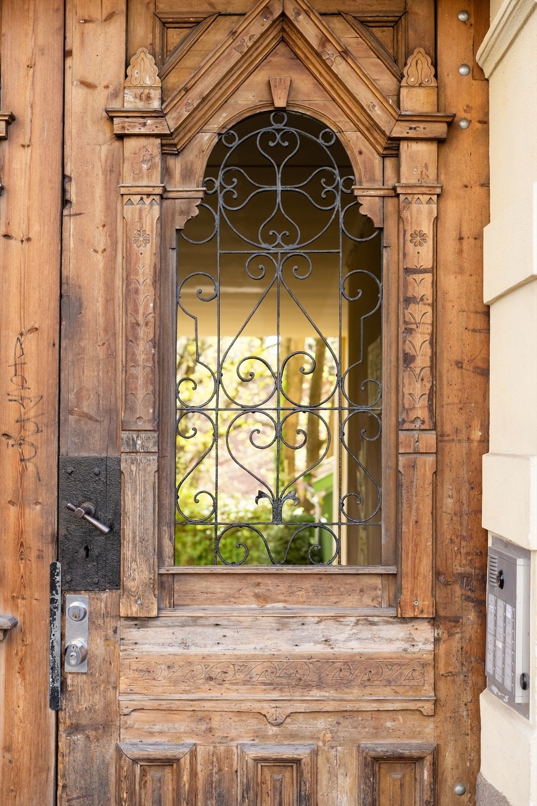 Bygården har bevart mange av sine originale detaljer, som den flotte inngangsdøren. Galleribilde