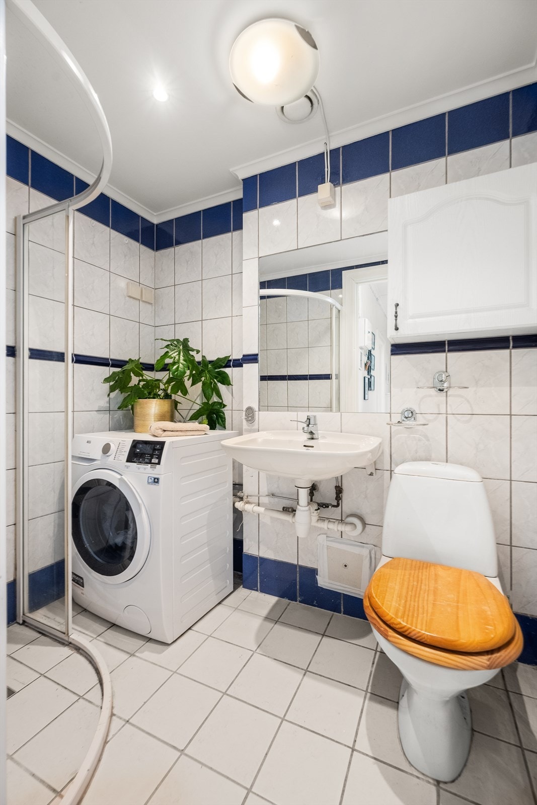 Det er opplegg for vaskemaskin på badet. Galleribilde