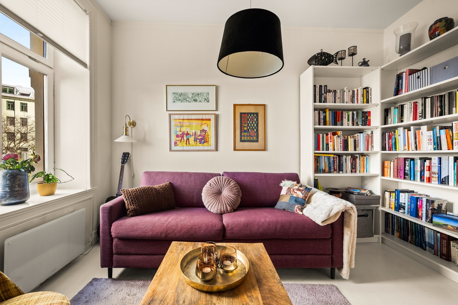 Leiligheten har to gode soverom. Dette rommet har god plass til både seng og en liten sittegruppe eller kontorløsning. Galleribilde