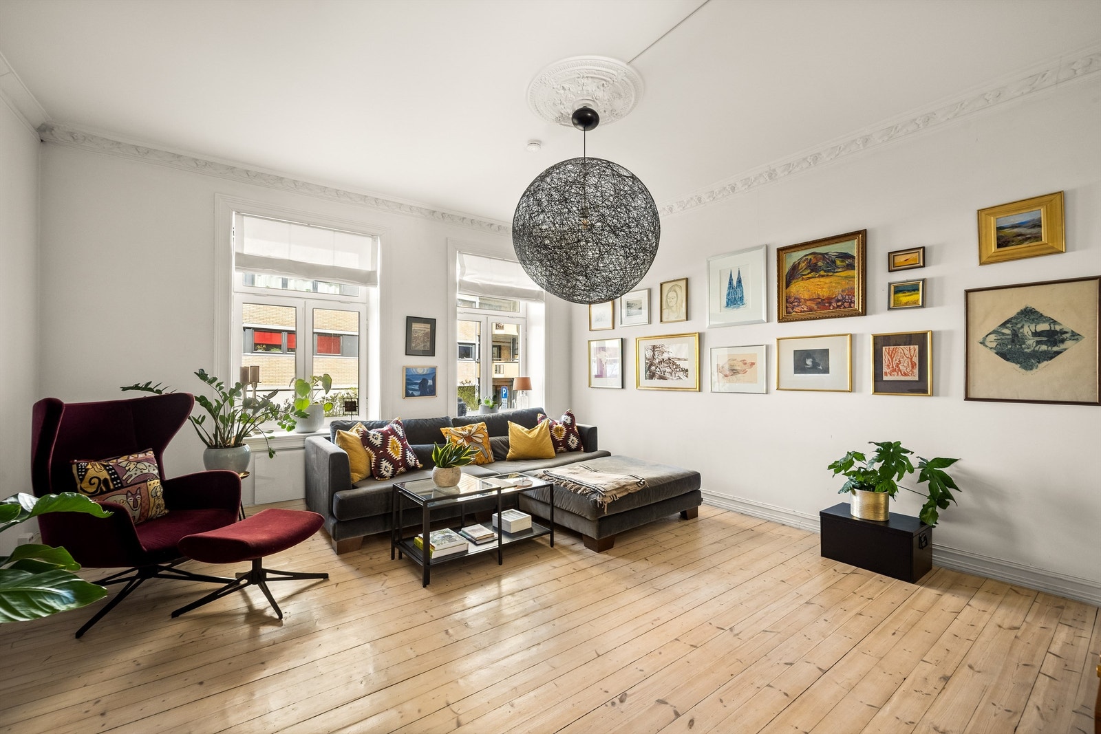 Stuen er romslig og har plass til både en stor sofagruppe og spisebord. Galleribilde