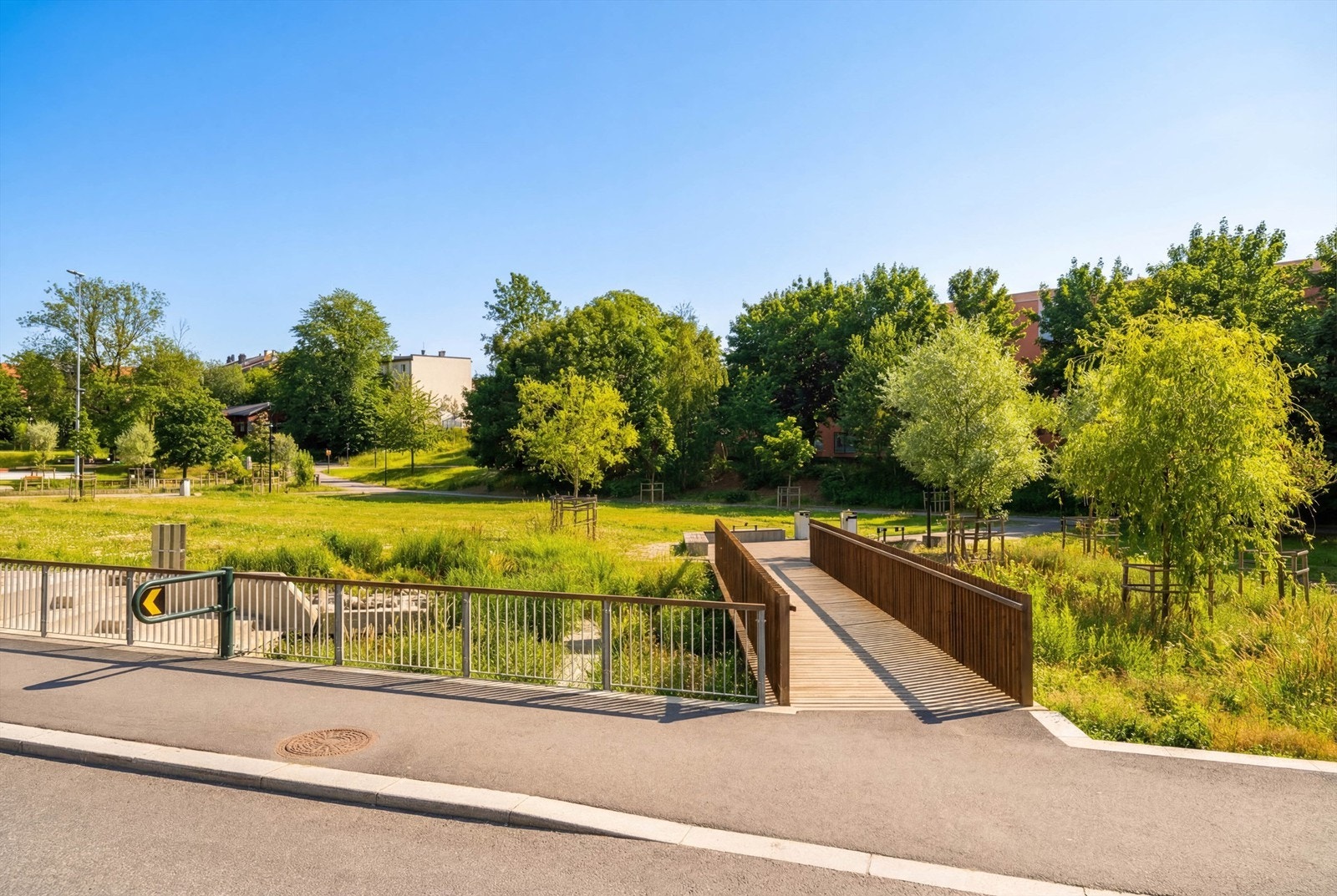 Umiddelbar nærhet til Jordal Idrettspark, som består av flere idrettsanlegg; to ishaller, én idrettshall, én idrettsplass med kunstgressbane og ett skatebord-anlegg. Galleribilde