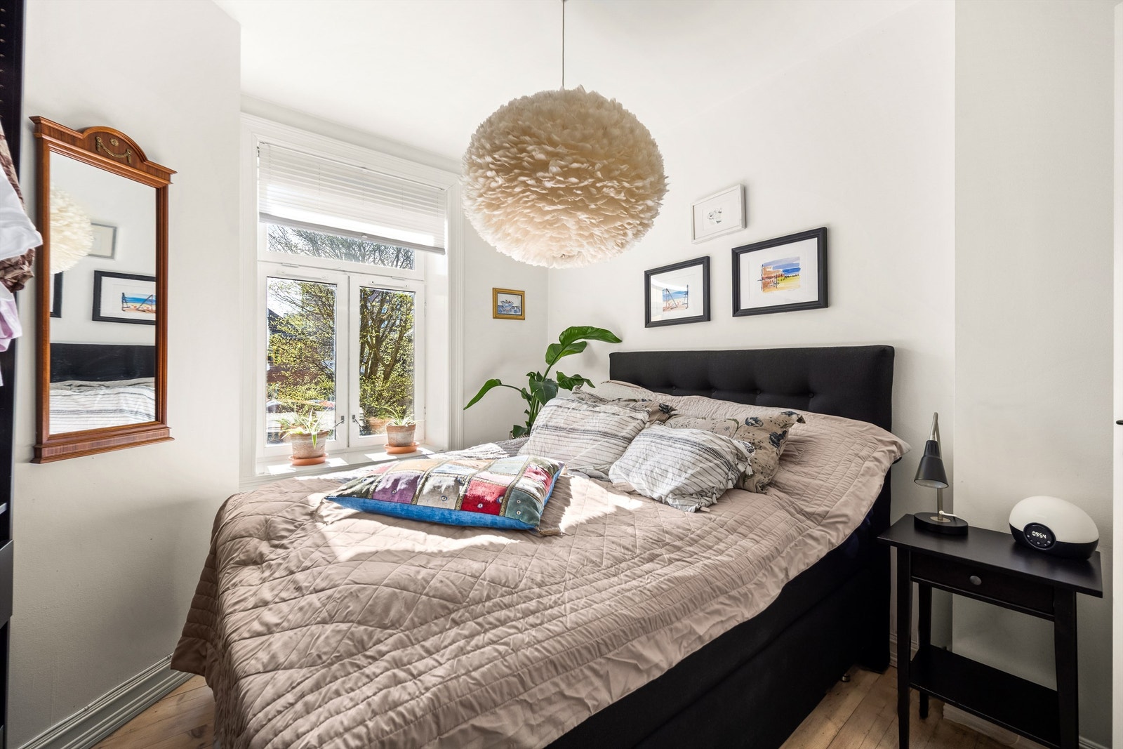 Hovedsoverommet vender mot den rolige bakgården og har plass til dobbeltseng. Galleribilde