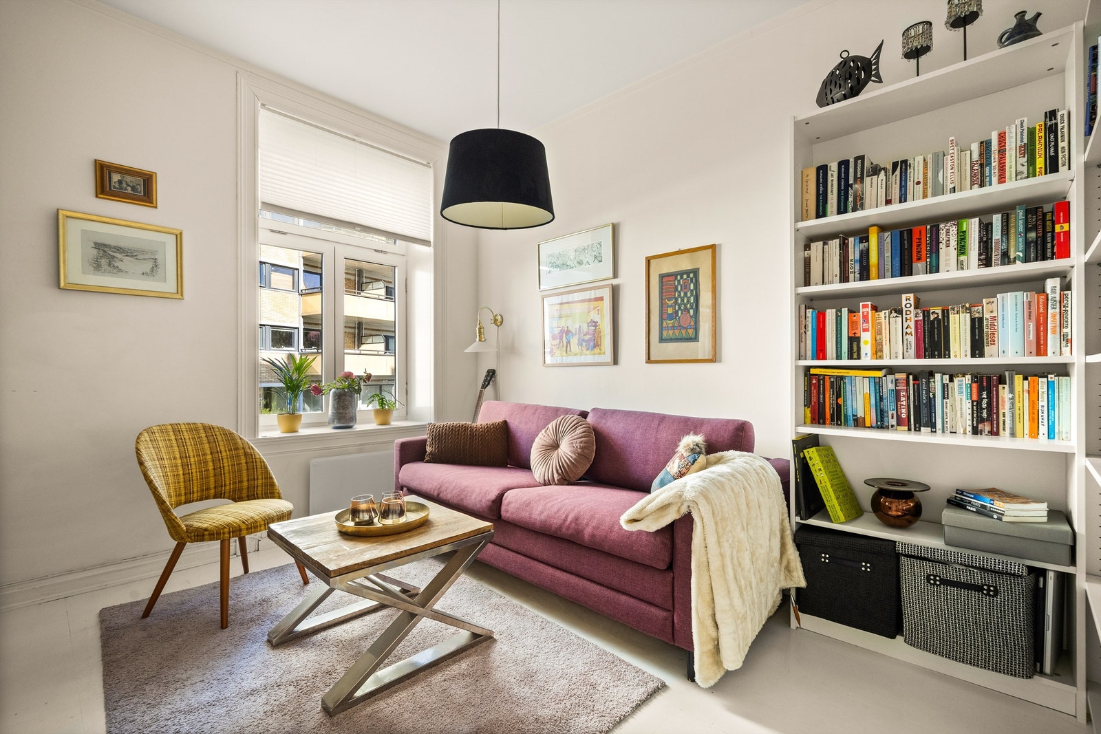 Rommet vender ut mot gaten og har god plass til oppbevaring. Galleribilde
