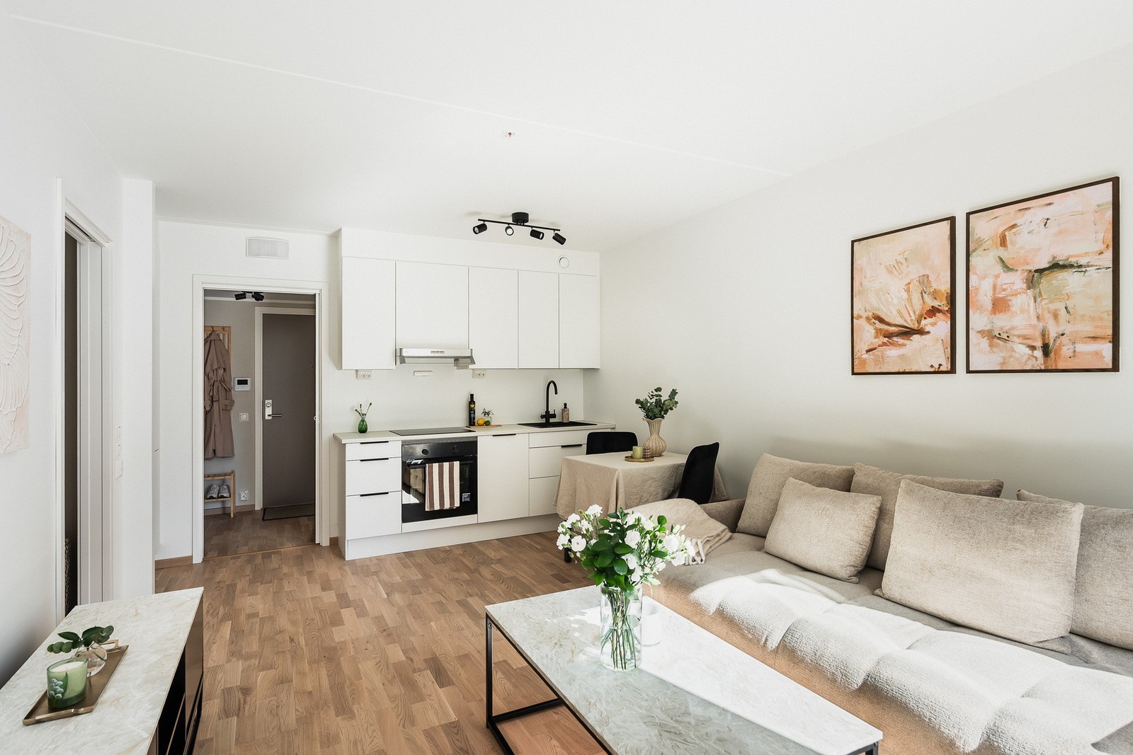 Velkommen til en lys og gjennomført leilighet med moderne løsninger. Galleribilde