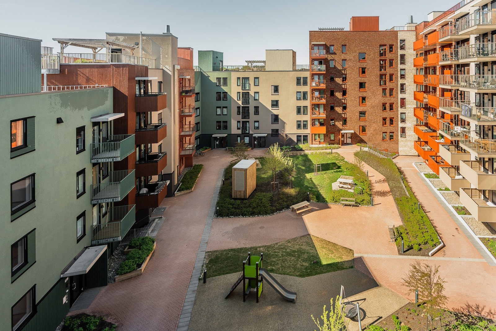 Med T-banen bare noen minutter unna er veien kort til Oslo sentrum, samtidig som du bor i et rolig og etablert nabolag. Galleribilde