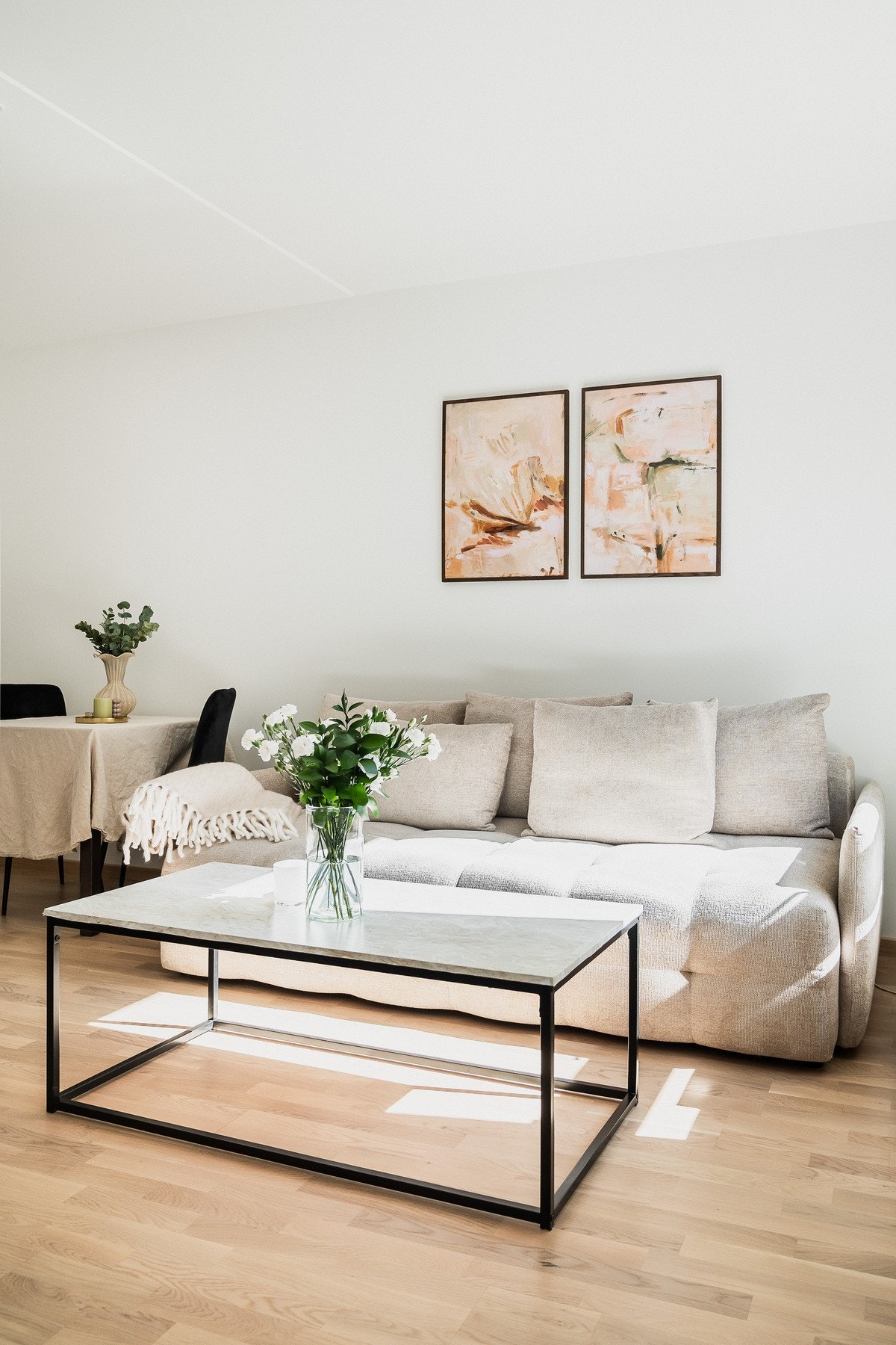 Det er god plass til å skape en hyggelig sofakrok. Galleribilde