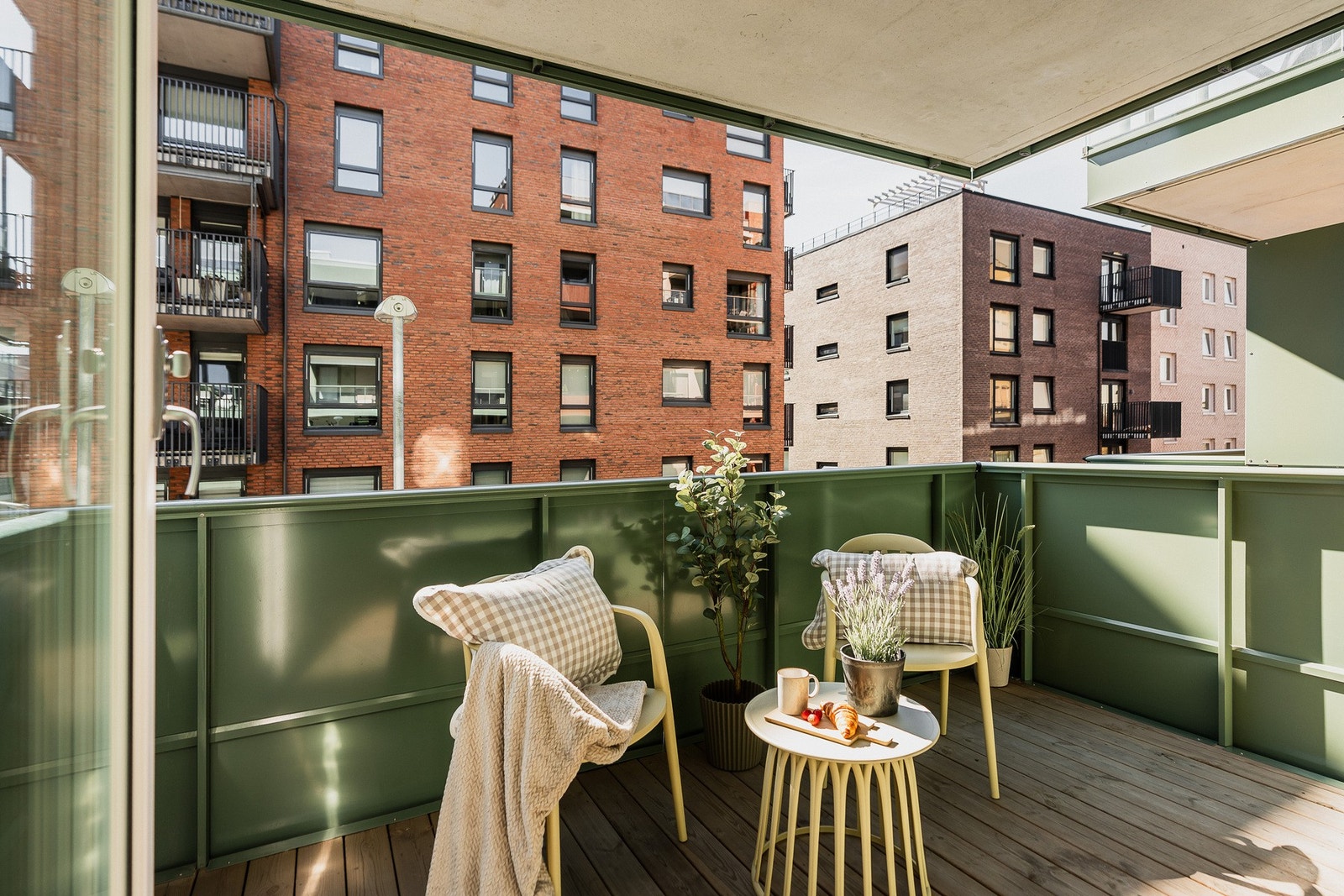 Den sydøstvendte balkongen på ca. 8 kvm fungerer som en romslig sommerstue med plass til både lounge og grill. Galleribilde
