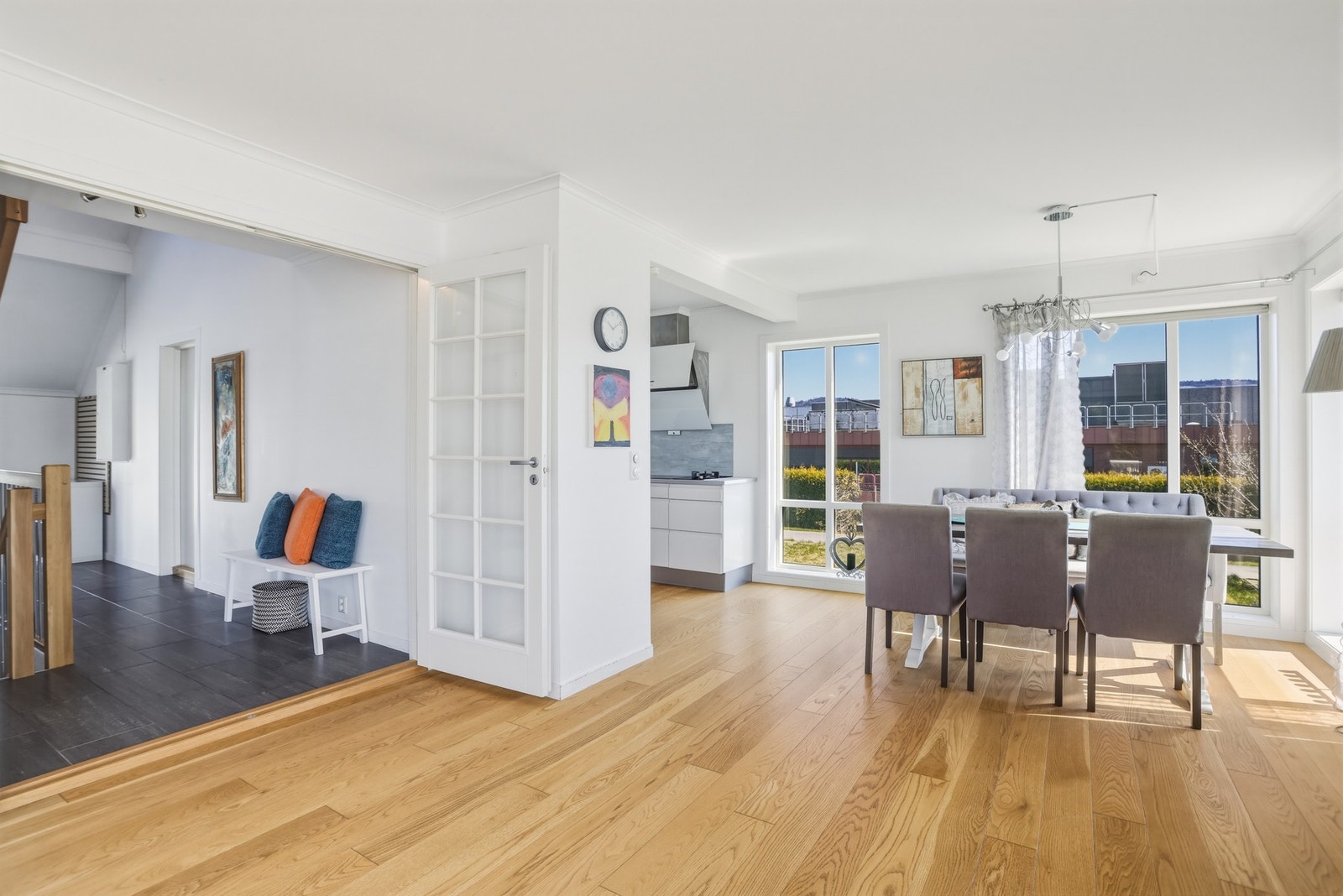 Huset har en romslig gang som leder videre inn i et stort, åpent stueområde. Her er det god plass til både sofamøblement og spiseplass for hele familien. Galleribilde