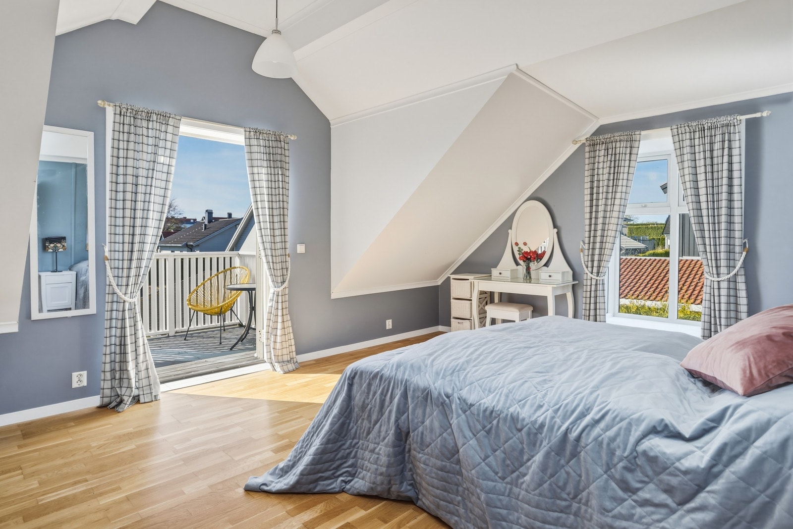 Hovedsoverommet i andre etasje er romslig og har god plass til innredning, samt at det også ser utgang til en balkong. Galleribilde
