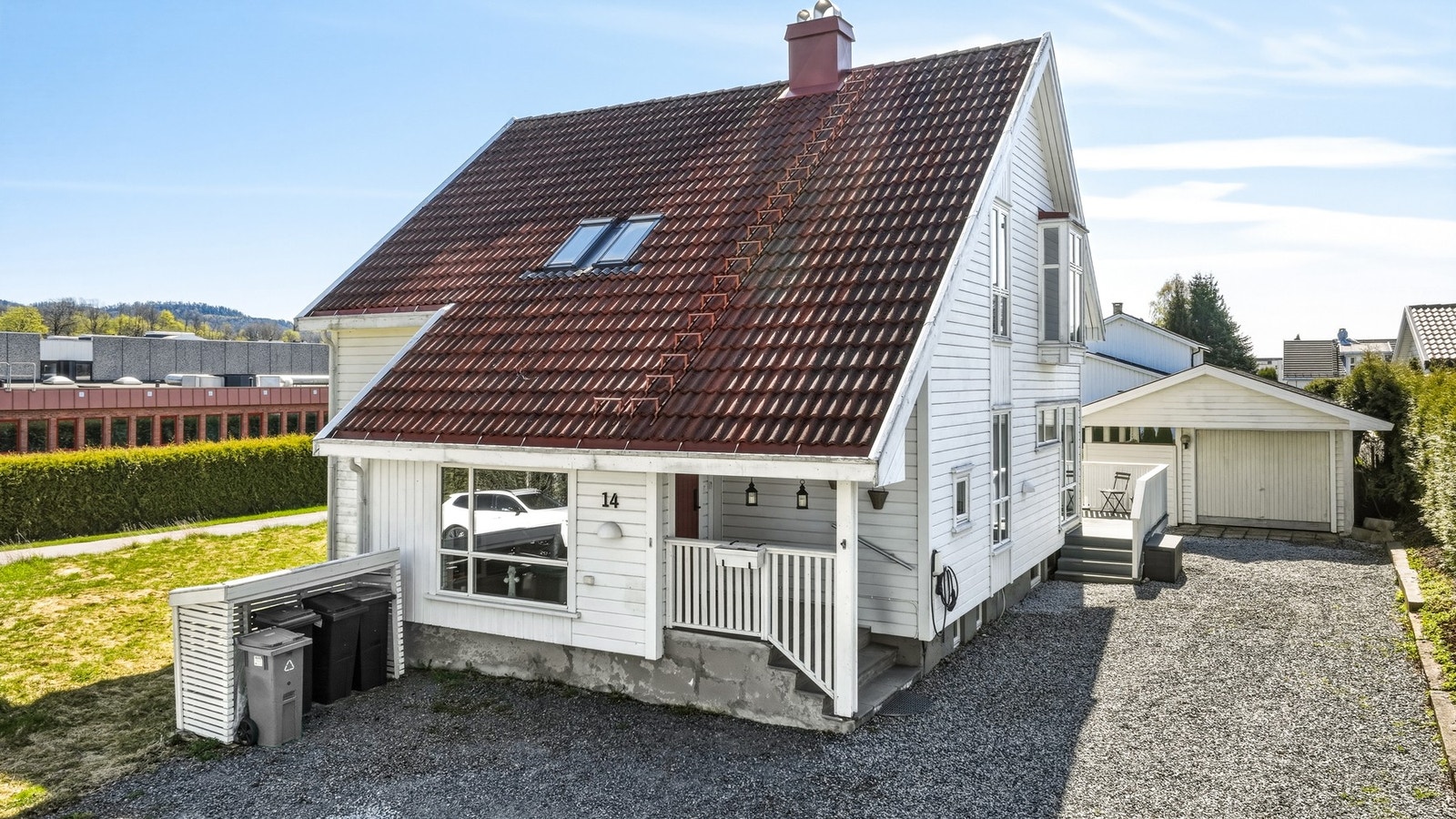 Gode parkeringsmuligheter på egen tomt. En enkel garasje er det også. Det er montert el-billader på husveggen. Galleribilde
