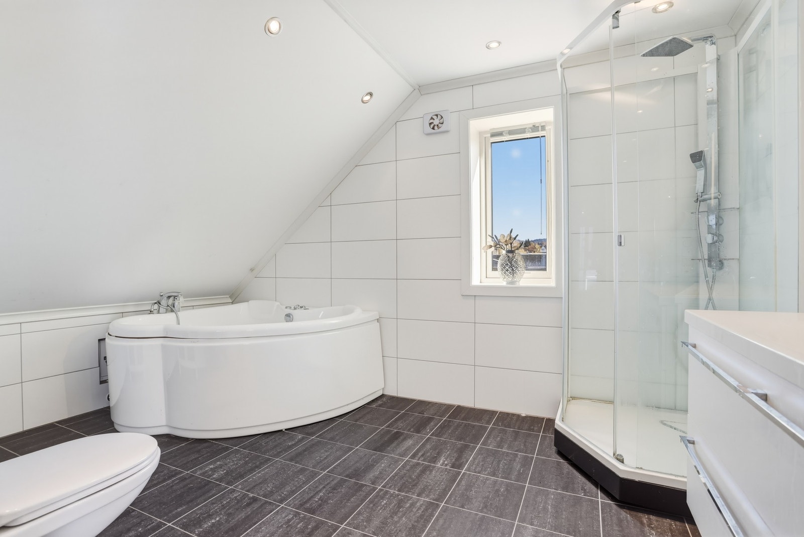 Hovedbadet i andre etasje er romslig, og har både plass til hjørnebadekar og dusjkabinett. Perfekt for barnefamilier. Galleribilde