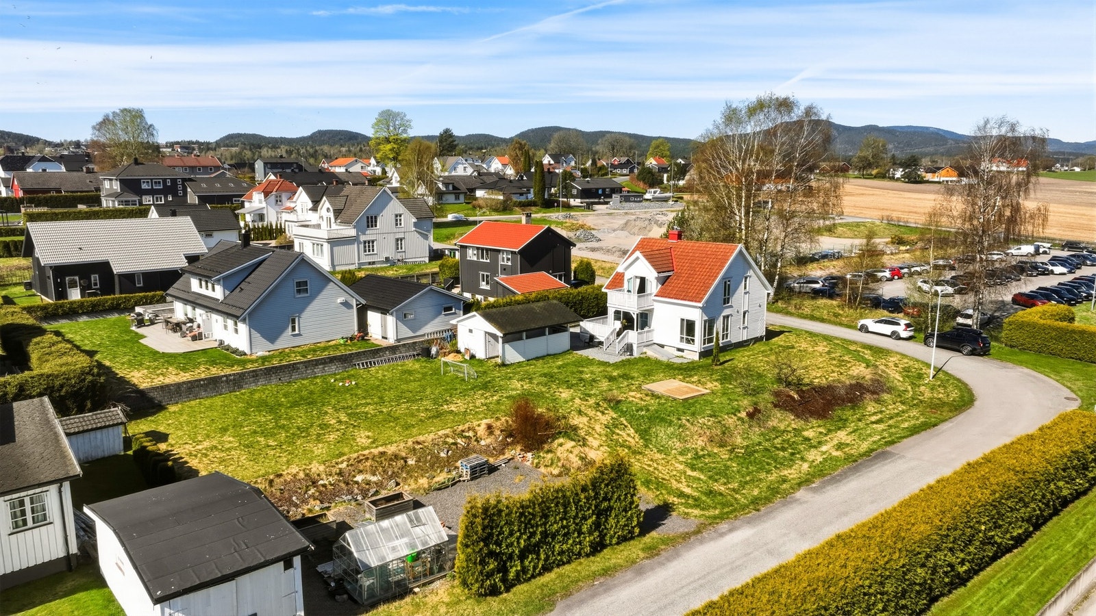 Boligen er en hjørneiendom, og fremstår som flat og opparbeidet. Det er god plass til lek og moro. Eller man kan fradele tomten om man ønsker det? Galleribilde