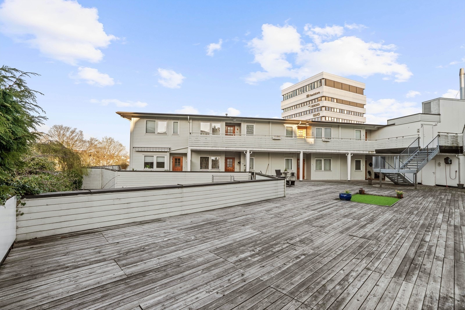 Stor felles terrasse. Galleribilde