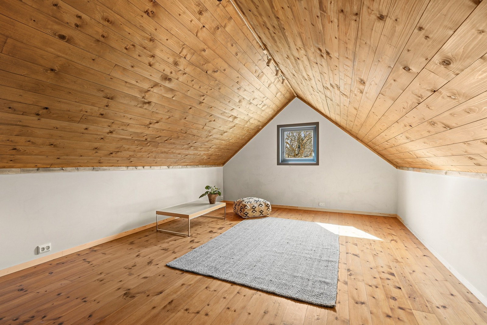 Stort, innredet loftsrom i garasjen med mange muligheter Galleribilde