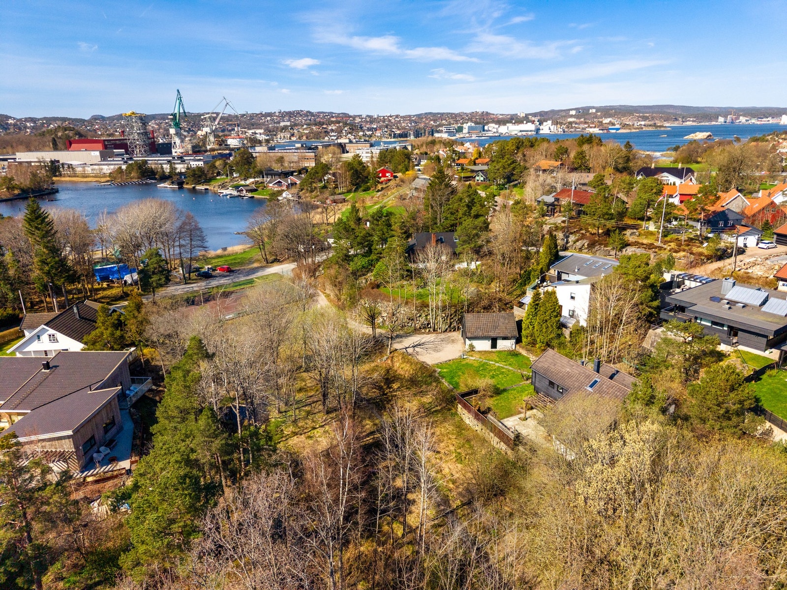 Dronebilde over eiendommen og området rundt Galleribilde