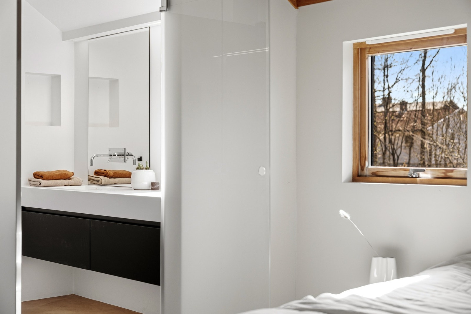 Fra hovedsoverommet inn mot badet Galleribilde