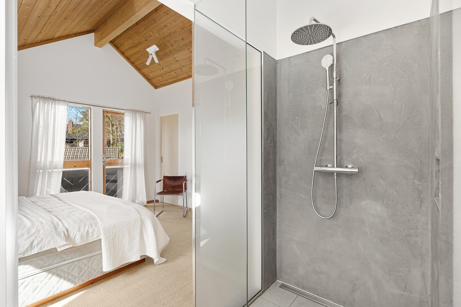 Romslig dusj på hovedbadet Galleribilde