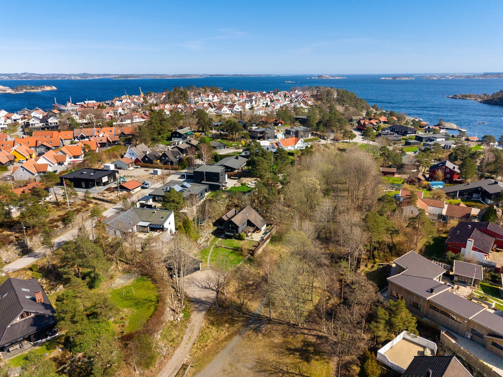 Dronebilde over eiendommen og dens omgivelser Galleribilde